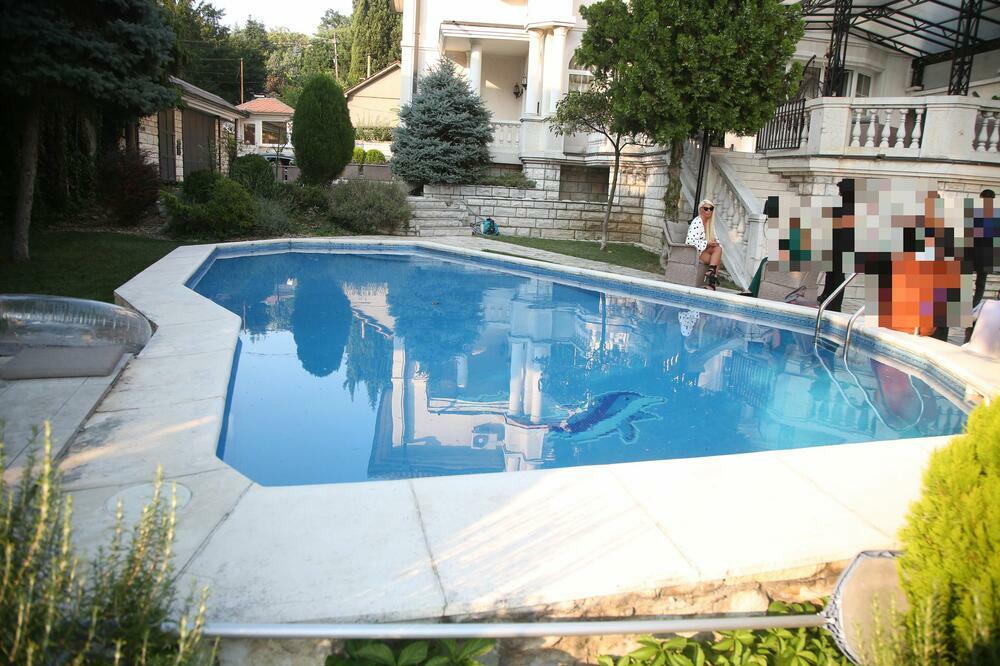 VILA OD 2.5 MILIONA PRIPALA NIKI I ATINI?! Pogledajte kako izgleda LUKSUZNI DOM Karleuše i Tošića, PRAVI RAJ!