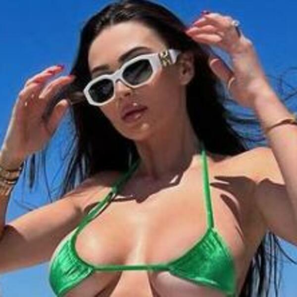 ONA JE SRPKINJA SA NAJVEĆIM PRIRODNIM GRUDIMA: Kada vidite kakve KUPAĆE nosi, neće vam biti dobro (FOTO)