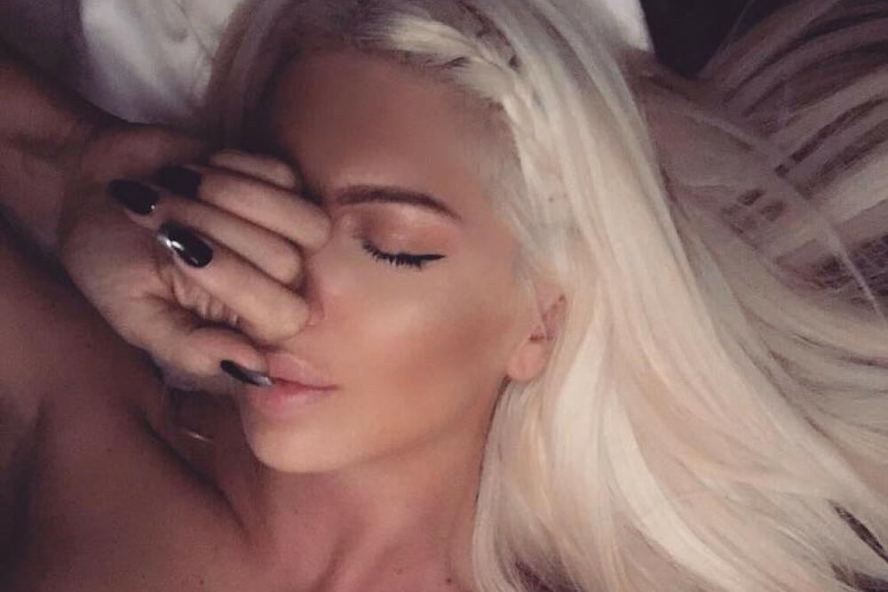 SVA HOT IZDANJA JELENE KARLEUŠE IZ SPAVAĆE SOBE! NE TREBA JOJ ODEĆA DOK SPAVA, kao od majke rođena! (FOTO)