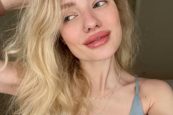 POTPUNO GOLE UKRAJINKE PRODAJU SVOJE EKSPLICITNE SLIKE: Nećete verovati šta je razlog (FOTO)