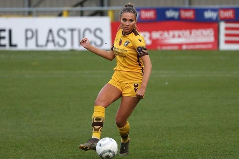 Mnoge devojke se slikaju skoro NAGE zbog pažnje: PRELEPA FUDBALERKA zadržava komentare MRŽNJE -UPRAVO ZBOG NJIH!