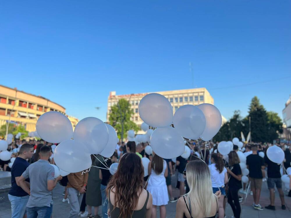 Brli baloni pušteni u znak sećanja na nastradale mladiće