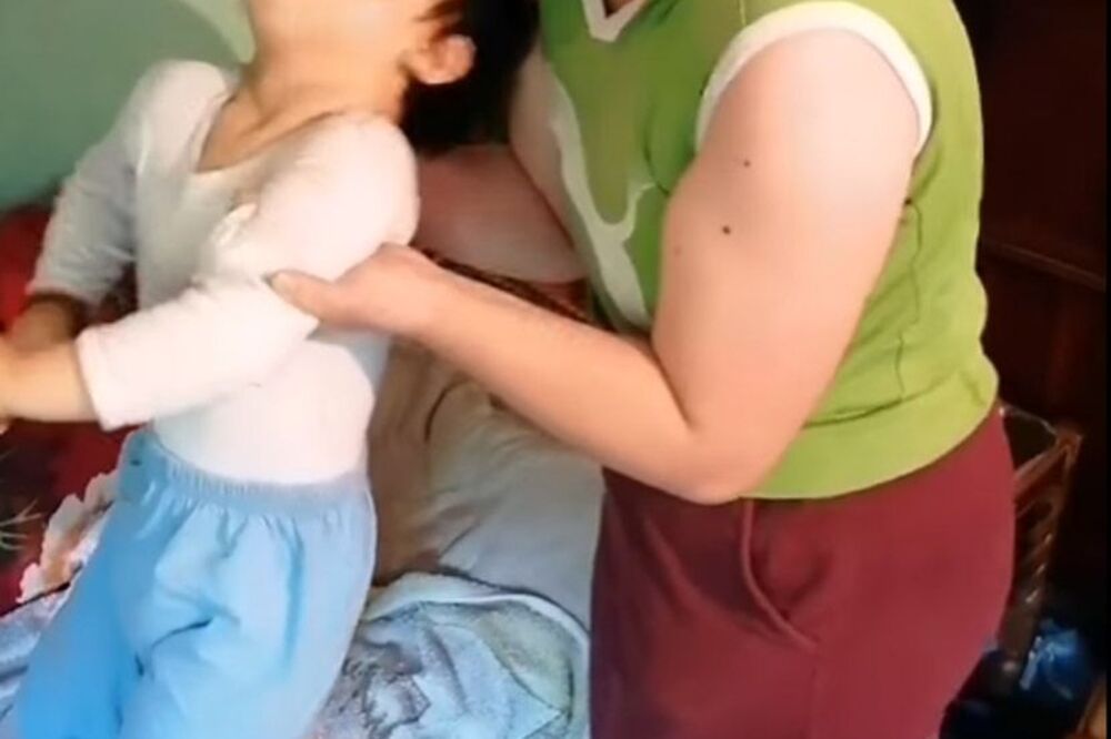 ŽIVE U MIZERNIM USLOVIMA SA NEPOKRETNIM DETETOM: Jakov (3) spava na podu, a novca ni za lek, SRBIJO, USTANI!