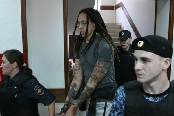 EVO ŠTA SE DEŠAVA SA ZATVORENOM AMERIČKOM KOŠARKAŠICOM: Hitno se oglasio Bajden!