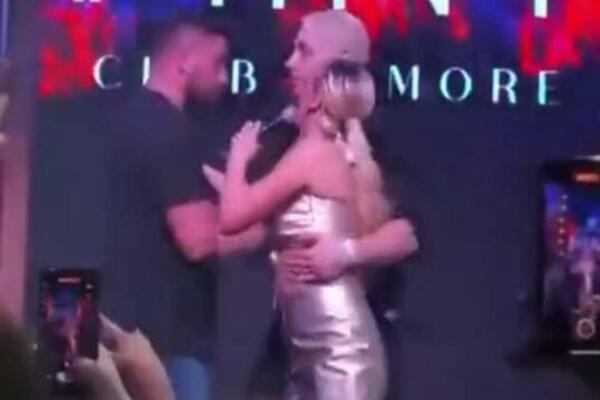 MOMAK SKOČIO NA BINU I OBGRLIO MILICU PAVLOVIĆ! Obezbeđenje se ZALETELO na njega, PEVAČICA ŠOKIRANA! (VIDEO)