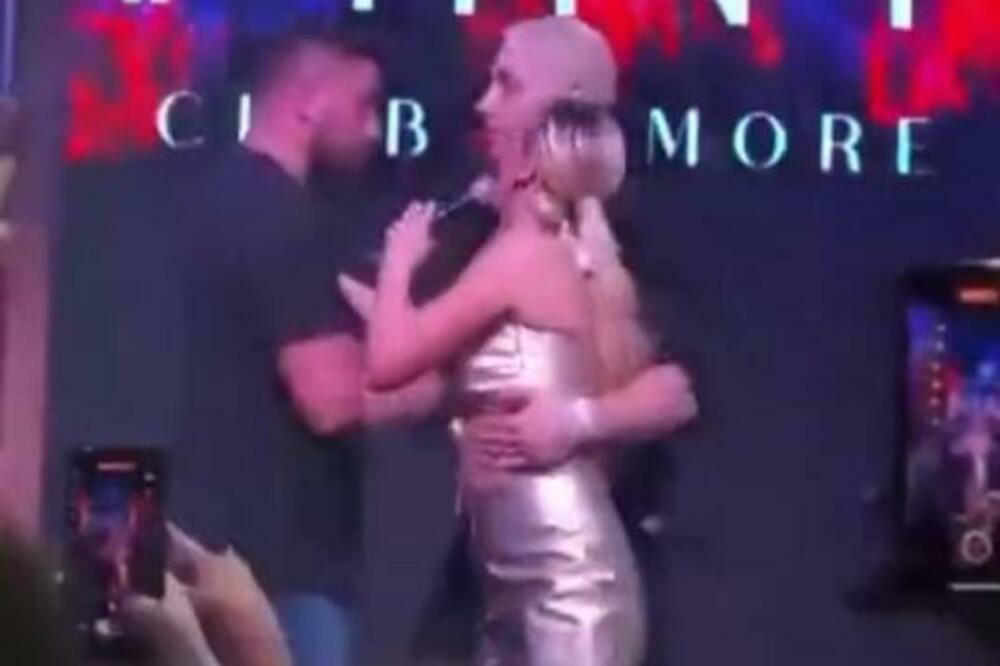 MOMAK SKOČIO NA BINU I OBGRLIO MILICU PAVLOVIĆ! Obezbeđenje se ZALETELO na njega, PEVAČICA ŠOKIRANA! (VIDEO)