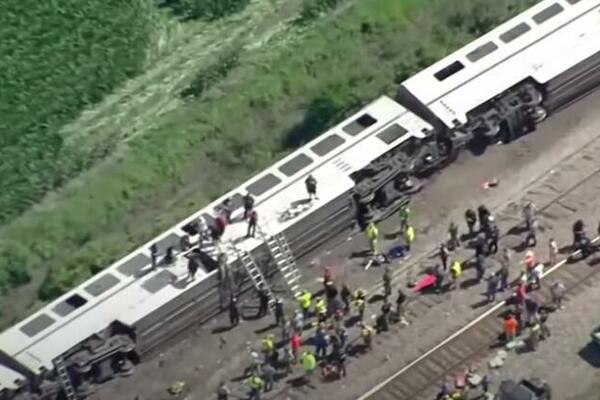 STRAVIČNE SCENE U AMERICI: Tri osobe POGINULE u sudaru, voz iskočio iz ŠINA, od kamiona ostali TOČKOVI! (VIDEO)