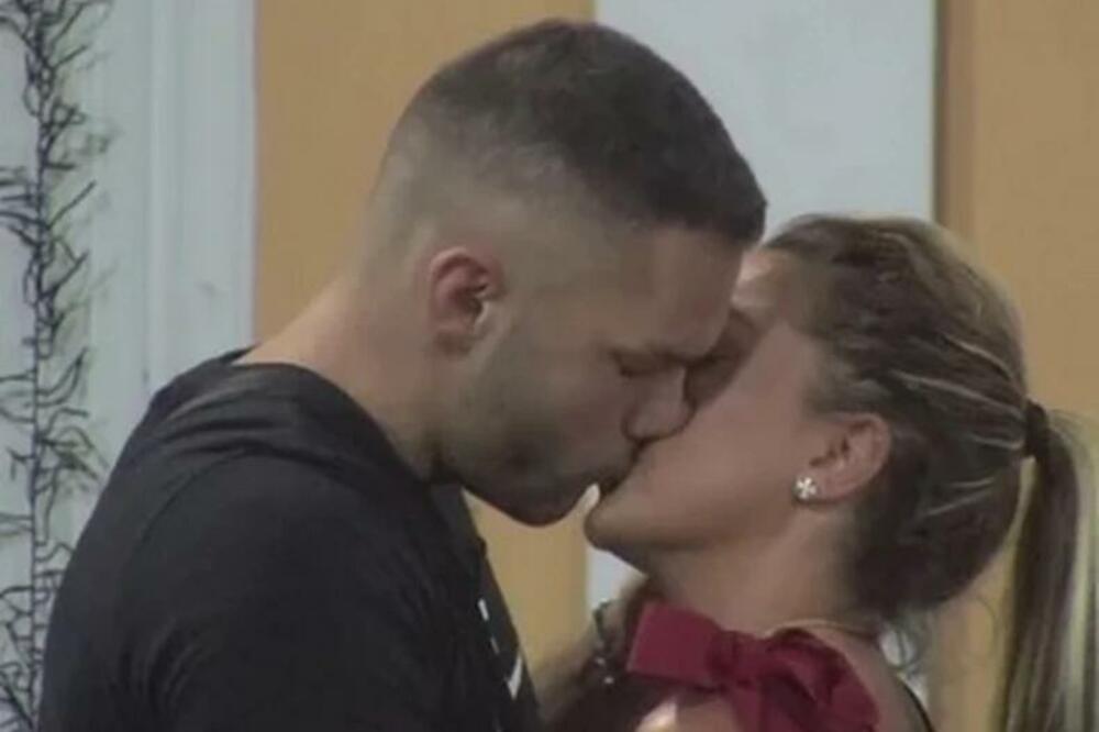 SMUVALI SE ANĐELO RANKOVIĆ I SANDRA REŠIĆ: Palo VAĆARENJE ispred bele kuće, JEDVA ODOLELI STRASTIMA! (FOTO)