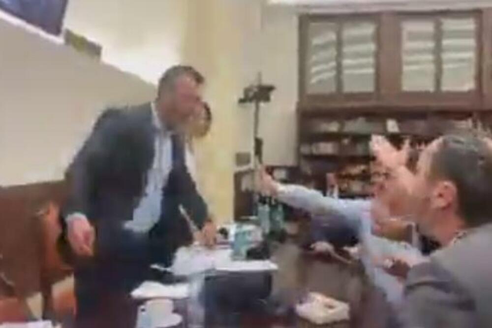 SKANDAL U PARLAMENTU: Divlji zapad sa KAUBOJIMA na vlasti, isplivao ŠOKANTAN snimak! (VIDEO)