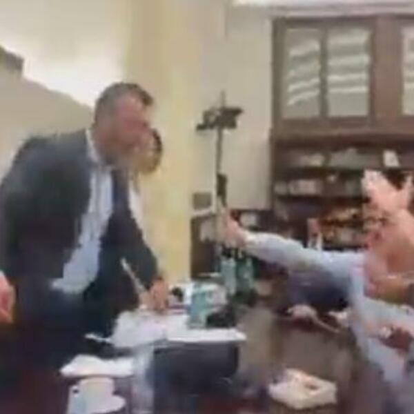 SKANDAL U PARLAMENTU: Divlji zapad sa KAUBOJIMA na vlasti, isplivao ŠOKANTAN snimak! (VIDEO)