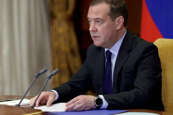 MEDVEDEV ZAGRMEO: Upumpavanje oružja u Ukrajinu rizikuje globalnu nuklearnu katastrofu