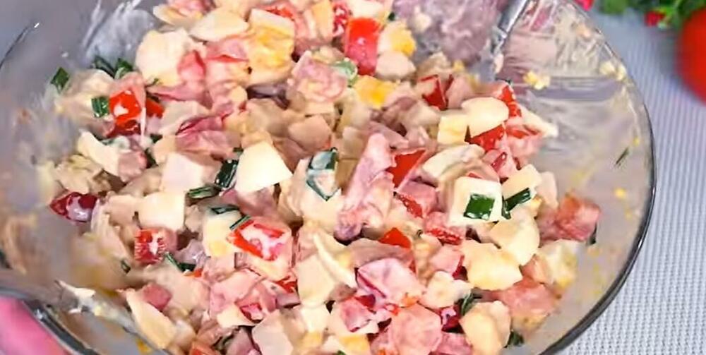 Salata sa piletinom i kuvanim jajima