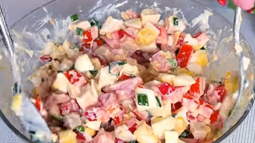 Salata sa piletinom i kuvanim jajima