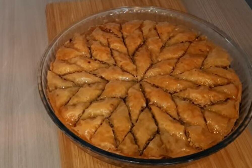 BUGARSKA BAKLAVA ZALUDELA SRBIJU, SPREMNA ZA 10 MINUTA: Neodoljiv ukus zbog JEDNOG SASTOJKA i topi se u ustima