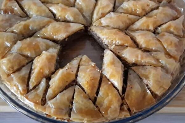 BUGARSKA BAKLAVA ZALUDELA SRBIJU, SPREMNA ZA 10 MINUTA: Neodoljiv ukus zbog 1 SASTOJKA, topi se u ustima!