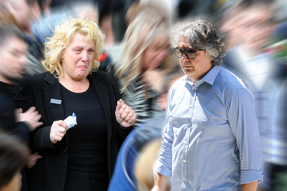 SNEŽANA ĐURIŠIĆ NA NASTUPU SAZNALA DA JOJ JE MUŽ UMRO: Ovo su bile njegove POSLEDNJE REČI