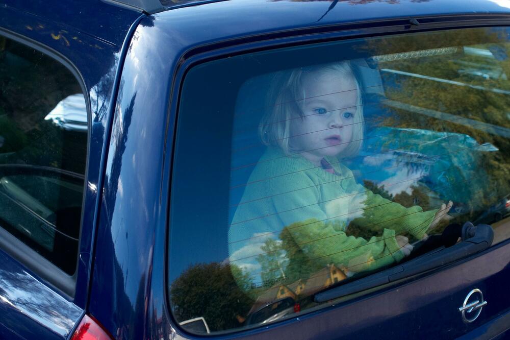 Deda nije hteo da budi unuku (2), pa je ostavio da spava u usijanom automobilu: Kad se vratio zatekao je horor!