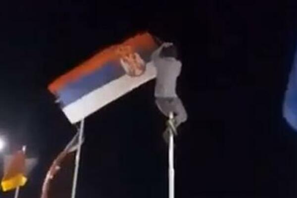 "NE MOGU DA JE GLEDAJU": Hrvat se popeo na jarbol i SKINUO SRPSKU ZASTAVU! (FOTO)