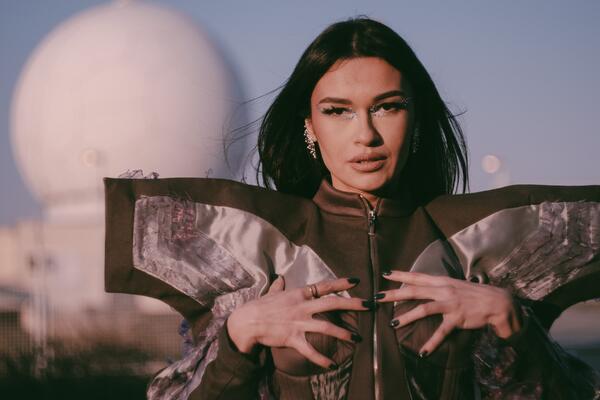 PREMIJERNO NA FESTIVALU SKALE "PREVARENA" Vladana Vučinić predstavlja pravi letnji zvuk