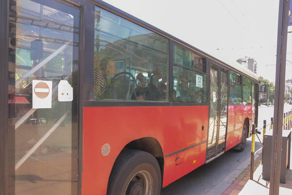 "PUN SAM KOMADIĆA STAKLA": Stravičan SUDAR autobus u Beogradu, putnik OPISAO jeziv UDES! (FOTO)