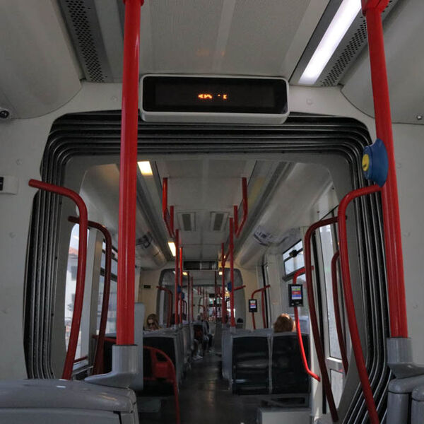 Nosio devojci cveće, pa mu usred GSP-a na pod ispalo ovo: Putnici gledali u neverici, žene prevrtale očima