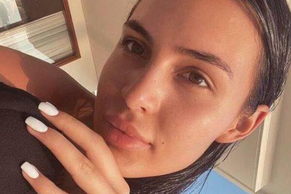IZAŠAO SNIMAK ANASTASIJE, DEO SU MORALI CENZURISATI: Potpuno se ogolila (FOTO)