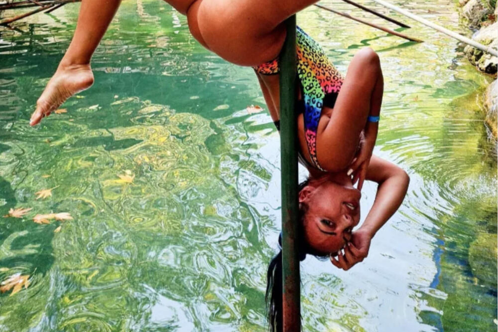 OVA CICA JE MEŠALA SAMO ZA SRPSKOG PEVAČA: Snimala ih kamera! (HOT VIDEO)