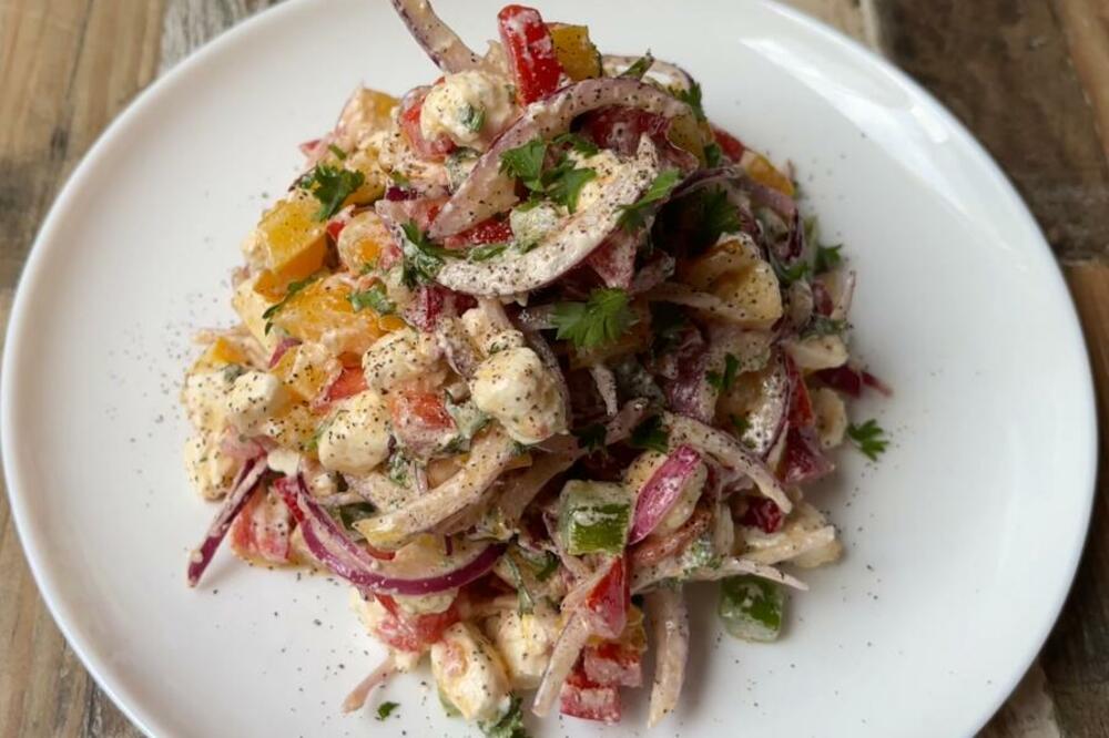 RECEPT ZA PRAVU MEDITERANSKU SALATU: Za ČETVOROČLANU PORODICU, jedan sastojak je NEIZOSTAVAN!