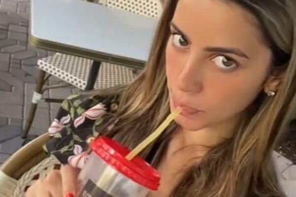 MRZI JE DA SAMA SEBI PERE KOSU, A KAFU JOJ UVEK "DONOSU NA NOGE": Mamina i TATINA PRINCEZA raskalašana DO BOLA!