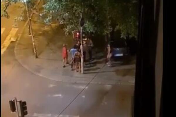 NJIH ŠESTORO NA JEDNOG: Užasna tuča na Južnom Bulevaru, dobija udarac u lice i pada (VIDEO)