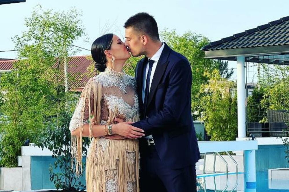 DA LI JE MOGUĆE DA OVO NIKO NIJE PRIMETIO?! Mreže se usijale zbog fotke Mirke i Vujadina, USLEDIO PRAVI ŠOK!