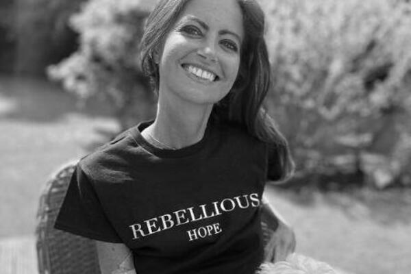 VODITELJKA KOJA JE PREMINULA OD RAKA DECI OSTAVILA POTRESNO PISMO: Uputila im najemotivnije reči (FOTO)