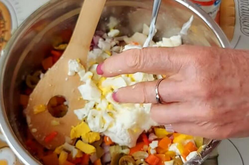 KREMASTA SALATA ZA BOŽIĆ IDEALNA UZ PEČENJE: Lepa je na oko, iznenadite ukućane NOVIM RECEPTOM