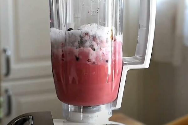 SAVRŠENI SLATKIŠ ZA KRAJ LETA: Napravite mus od malina i bele čokolade, ODUŠEVIĆETE SE! (RECEPT)