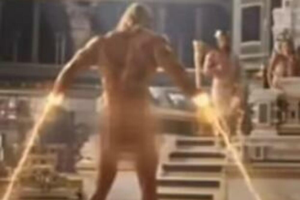 GLUMAC POTPUNO GO, SVI GLEDAJU U DONJI DEO: Pružio im je potpuno ZADOVOLJSTVO (FOTO)