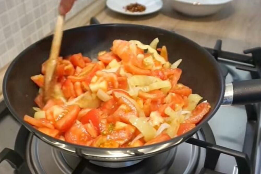 SATARAŠ KOJI SE NE PEČE I NE PRŽI NEGO HLADI U FRIŽIDERU: Dva TAJNA sastojka daju još BOLJI UKUS