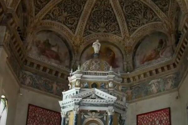 ČUDNA POJAVA NA PLAFONU ITALIJANSKE CRKVE: Jedni VRIŠTE, dok se drugi MOLE! (FOTO) (VIDEO)