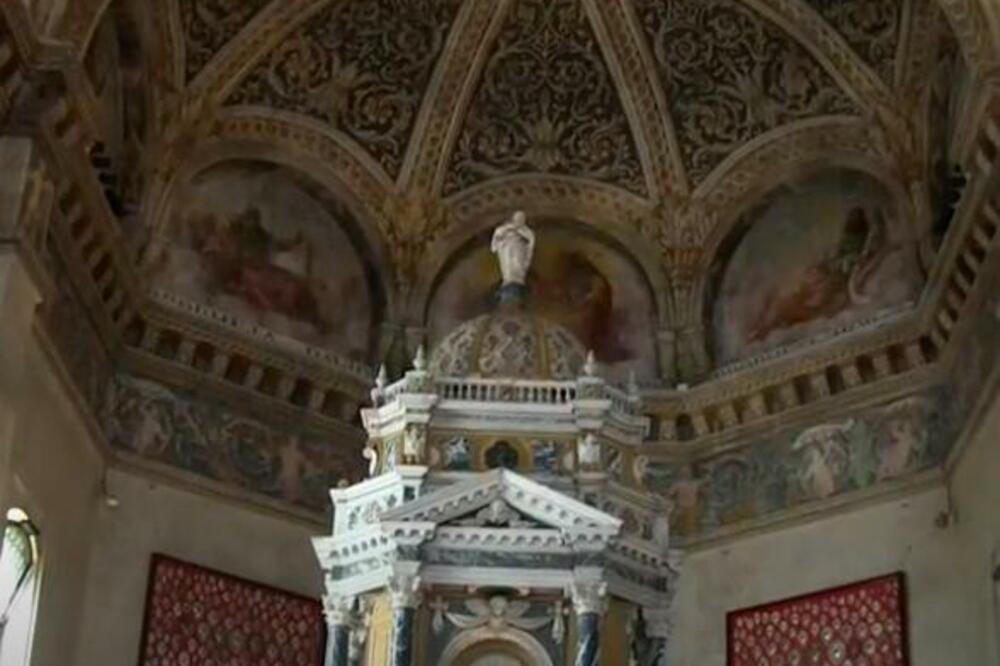 ČUDNA POJAVA NA PLAFONU ITALIJANSKE CRKVE: Jedni VRIŠTE, dok se drugi MOLE! (FOTO) (VIDEO)