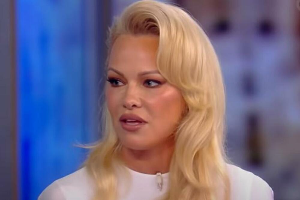 IMALA JE 14 GODINA KADA SU JE ZLOSTAVLJALI DEČKO I NJEGOVI DRUGOVI: Svi lude za njom, a ona ima JEZIVU PROŠLOST