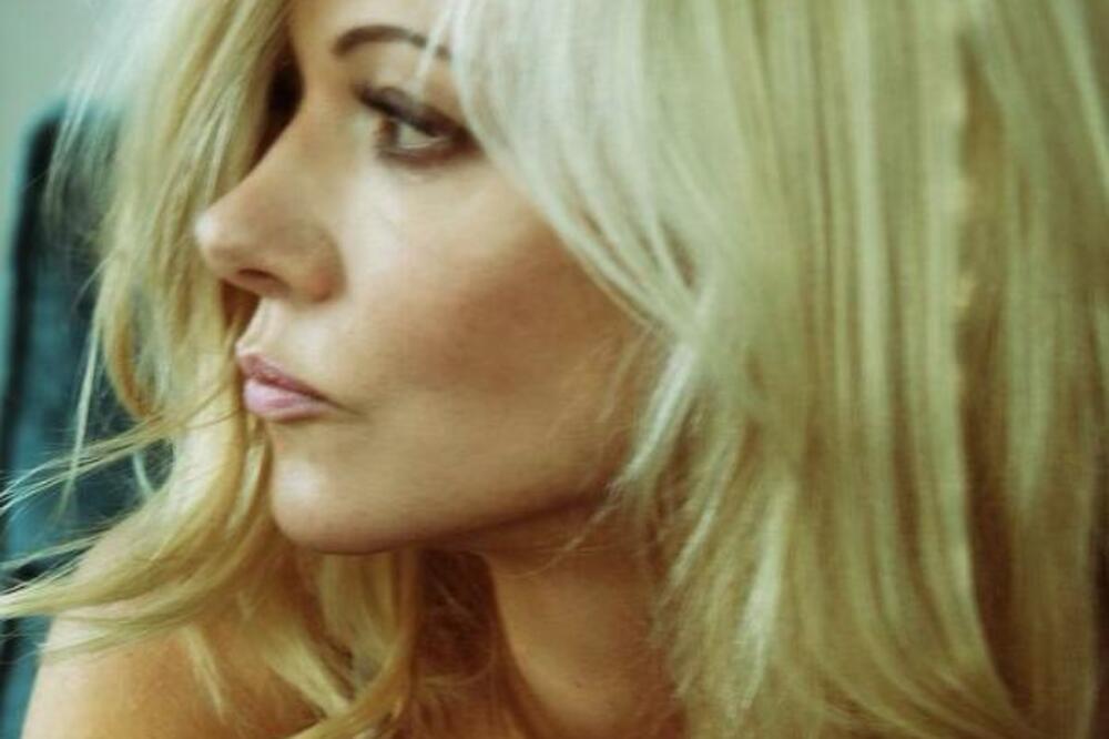 SRBI BI RADO DA ZAVIJU OVU SARMU! Žensko je i prava SE*S BOMBETINA (FOTO)