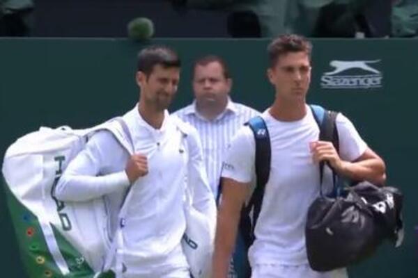 KOKINAKIS SE ZBUNIO, NIJE ZNAO GDE JE DOŠAO! Pitao je ĐOKOVIĆA za savet a NOVAKOVA REAKCIJA JE POSTALA HIT! (VIDEO)