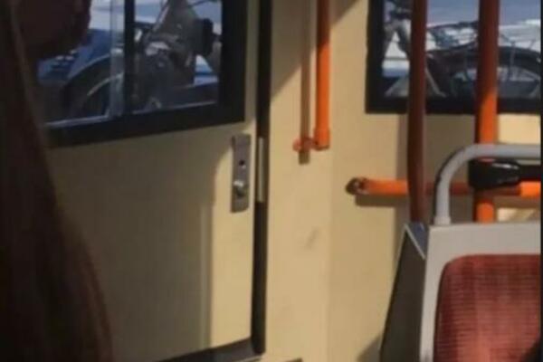 VOZAČ TROLE NA RADNO MESTO DONEO SVOJE PREVOZNO SREDSTVO: Strpao ga u KABINU pa ga pridržava rukom (FOTO)