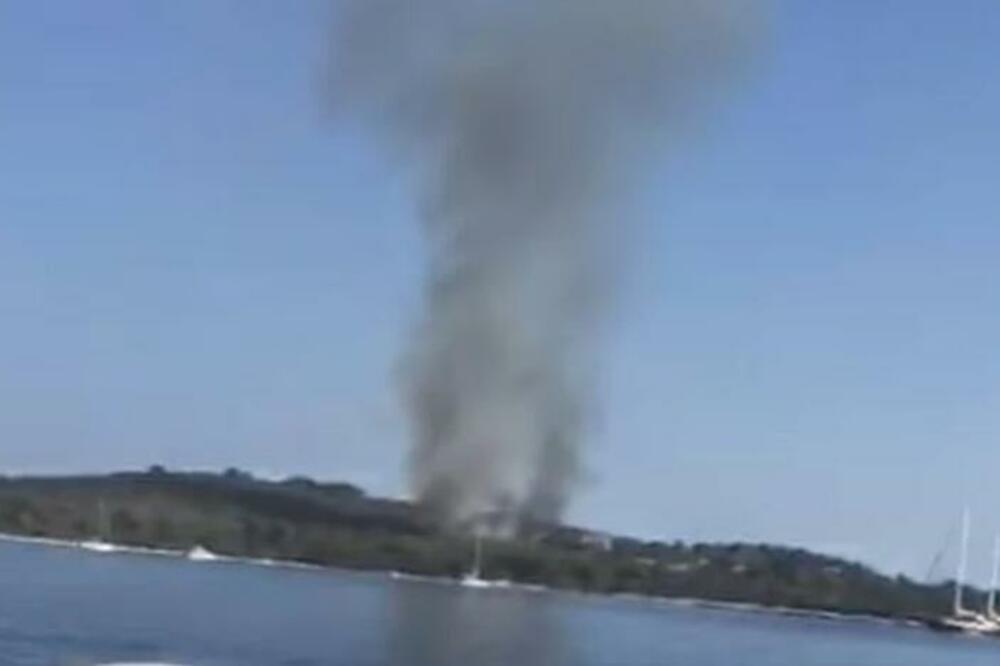 BUKTI POŽAR KOD HVARA: Gust dim izbija iznad UVALE, vatrena stihija usmerena ka RESTORANIMA! (VIDEO)