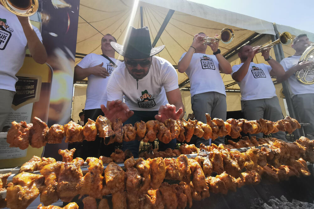 SRPSKI SPECIJALITET OD KOG STRANCIMA KREĆE VODA NA USTA: Meso od vrata, a svinja ispod 120 kila NE DOLAZI U OBZIR