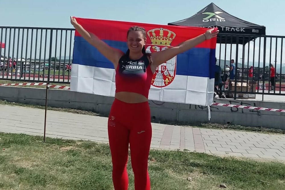 BERE MALINE I BALIRA SENO DOK REĐA SPORTSKE USPEHE: Anđela (17) iz sela Družetići se sprema da POKORI EVROPU (FOTO)