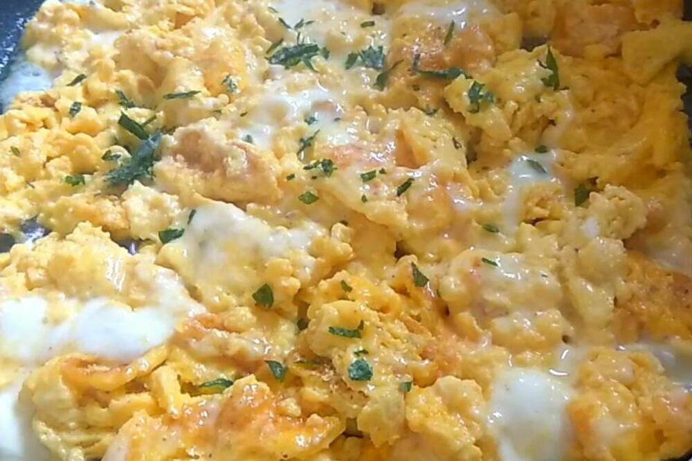 EVO ZAŠTO NE TREBA NIKADA DA DODAJETE MLEKO U KAJGANU: Mnogi ovo rade da bi bila ukusnija, a ISPADNE GUMENA