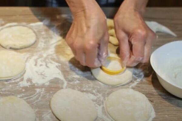 AMERIČKE KROFNICE ĆE VAS "KUPITI" ZAUVEK: Vrlo su VAZDUŠASTE, a po OVOME se razlikuju od naših (RECEPT)