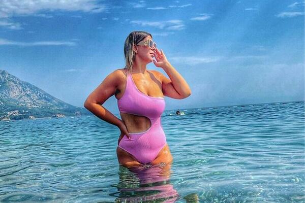 VRELA KO AFRIKA! Zanosna plavuša skinula višak pa pokazala JAKE ATRIBUTE: Utegla se i zapalila MUŠKOM RODU MAŠTU