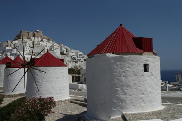 JEDNOM GRČKOM OSTRVU NEMA MANE! Uz PLAŽE, VETRENJAČE i prirodne LEPOTE, provod je ZAGARANTOVAN! (FOTO)