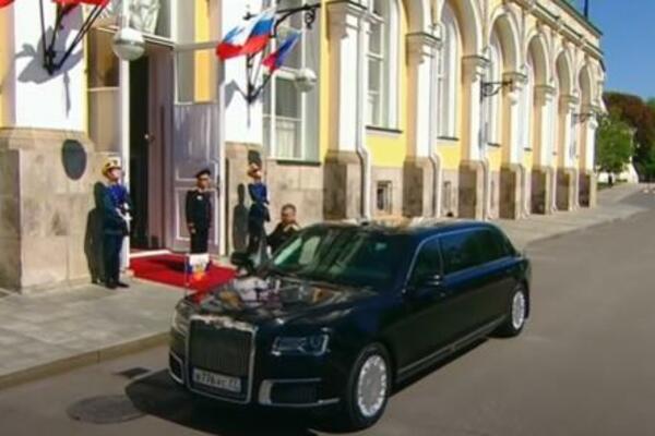 PORED RUSIJE PUTIN IMA I NJU! Pogledajte KAKO izgleda MOĆNA limuzina ruskog LIDERA - NEUNIŠTIVA je! (VIDEO/FOTO)